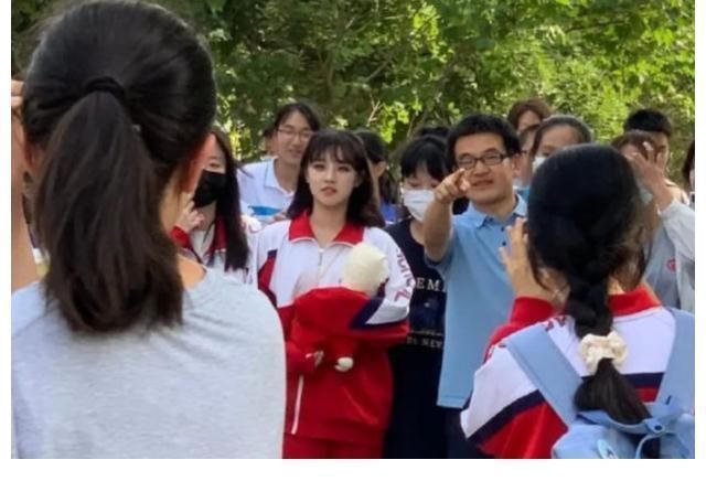 宋雨琦回母校打卡最爱的披萨店，尺寸惊人，网友：确定吃得完？