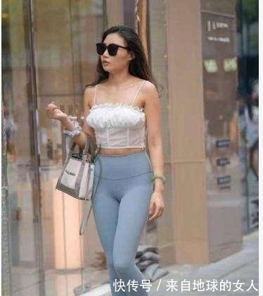 淑女风 穿着打底裤俏皮又活泼,淑女风中又增添几分小性感,减龄又大气!