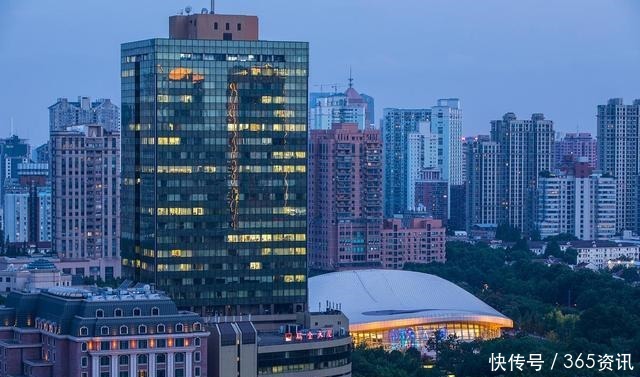 上海第二繁华的商业街，仅次于南京路，每天有十多万人光顾