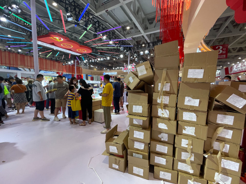 书博会|书博会倒数第二天，市民乐享好书历史最低价，图书都卖疯了