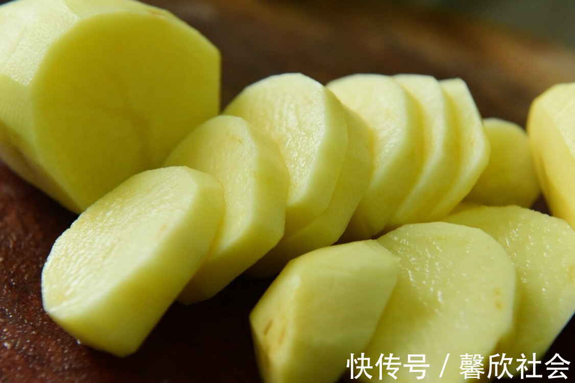 老少皆宜|炖排骨,切记不要直接焯水,牢记这1步,排骨更鲜嫩,不腥也不柴