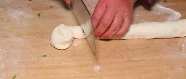 比买|教你做家常葱花饼,不用油酥,个个美味又起层,比买的都好吃