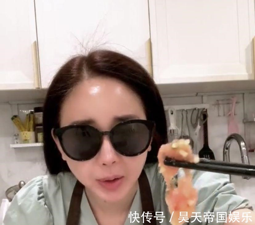 45岁咸素媛直播，全程戴着墨镜吃面条，墨镜起雾了都舍不得摘