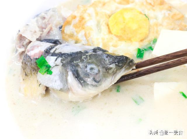 鱼头炖汤，最忌鸡精味精！教你2个技巧，鱼汤奶白浓郁，只鲜不腥