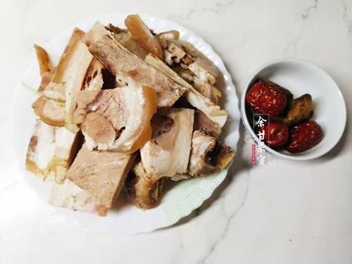 家常|三人午餐,炖一锅家常菜肴,有荤有素有粗粮,连米饭也省下了