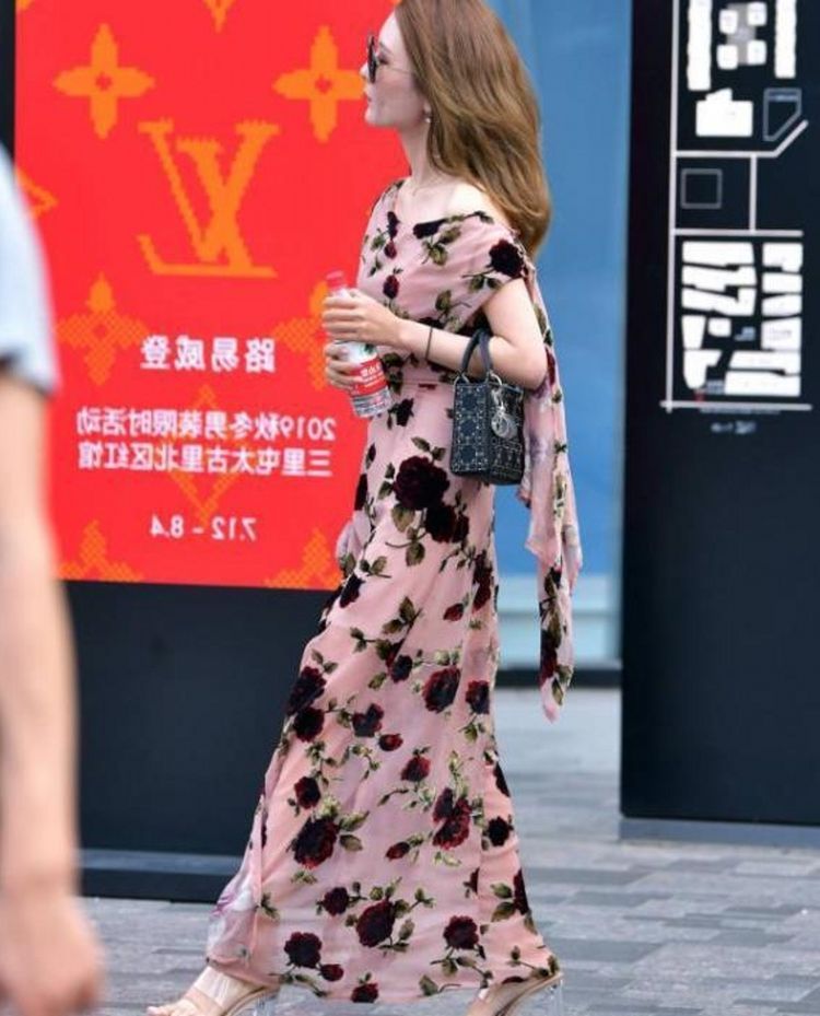 小姐姐|时尚街拍：清爽，整洁，优雅，动人，魅力的她