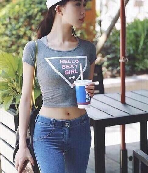 曼妙|每日搭配：曼妙多姿的牛仔裤美女，身材颜值俱佳，尽显女神魅力！