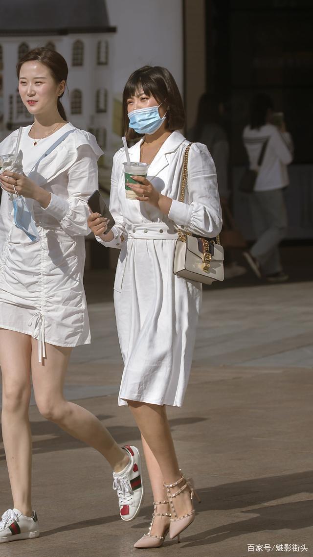 时髦的铆钉高跟鞋,搭配裤装或者裙装,都能带来超高的回头率