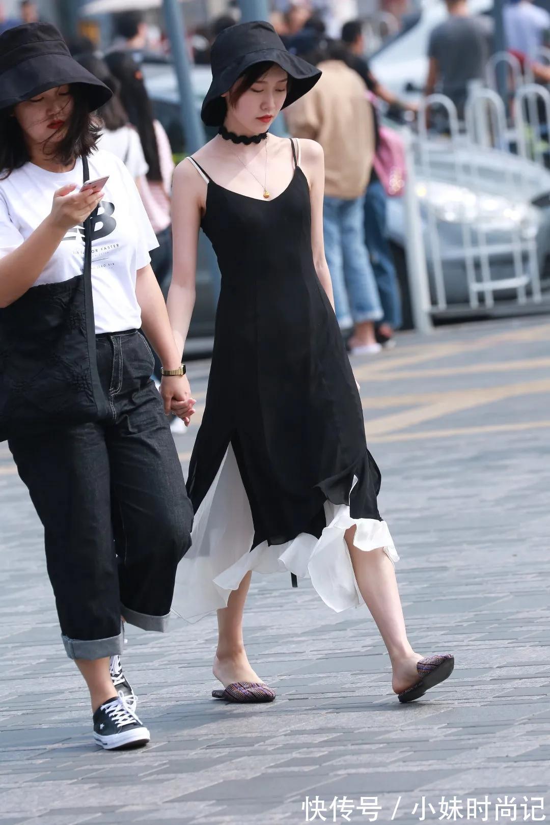 街拍 街拍:漂亮闺蜜手牵手