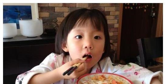 脾胃|爱积食的娃是因面条吃多了?医生:给娃消积食,4种食物或要少吃