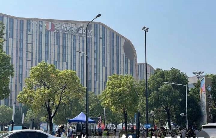 接驳|“全球最大钢铁侠”亮相杭城,动漫节开幕第一天,“大咖”们神仙打架