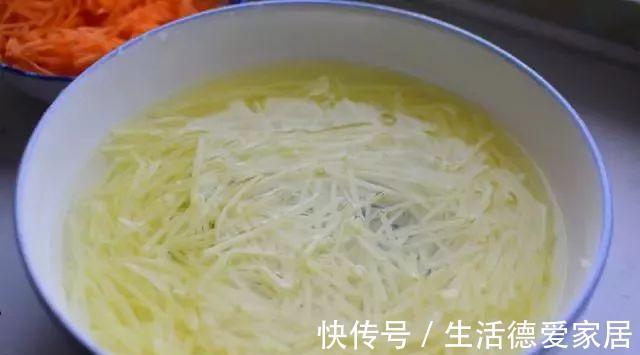 土豆丝|土豆丝卷饼，一锅做十几张，几分钟就搞定，省事~