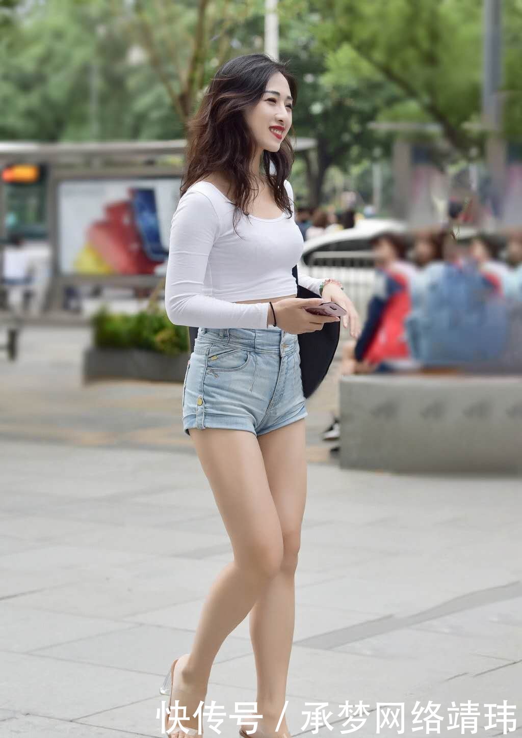 洒脱|潇洒的美女,热裤穿出了洒脱的美,气质迷人