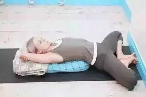 背部|睡前这样趴一趴,等于跑步1小时,搞定多种慢性病!