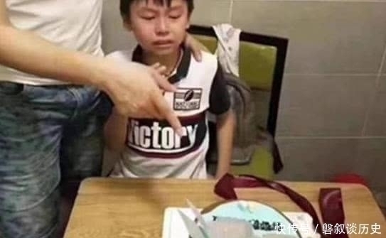 过生日|9岁男孩过生日当场大哭，看到生日蛋糕后，网友：我看我也哭