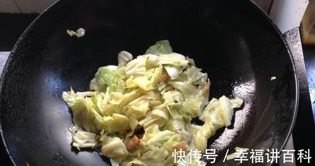 手撕包菜的正宗做法,只需简单2步,比饭店里面的还好吃