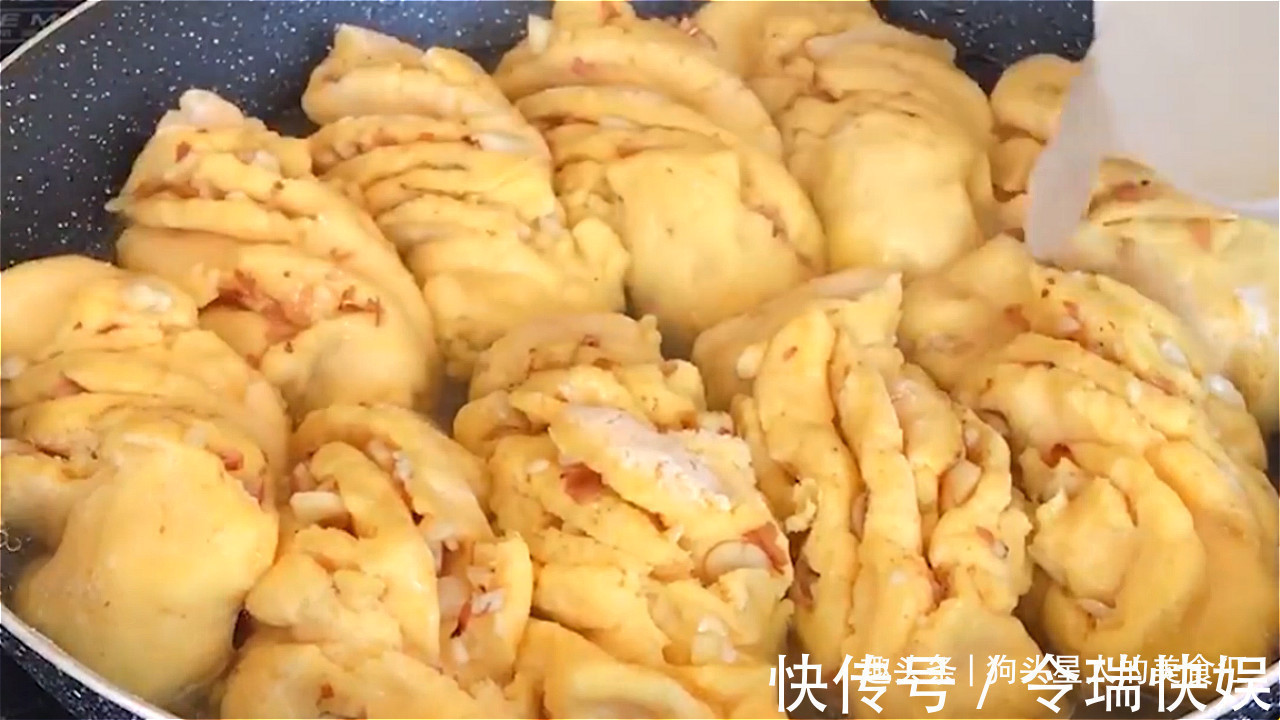 玉米面最好吃的做法，看着都流口水，暄软细腻，越嚼越香