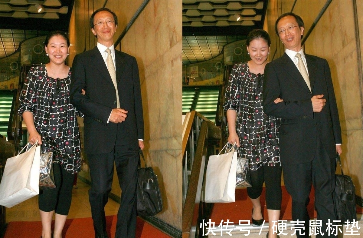 深色系 伏明霞真不像阔太太,站在老公身边穿得挺朴素,深色穿搭真低调