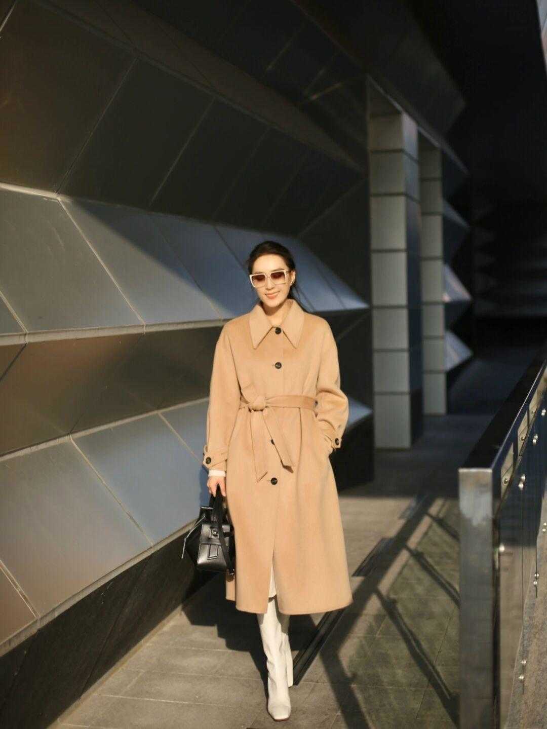 时髦 今年流行“大衣+靴子”，保暖时髦又有气场，冬天穿刚刚好