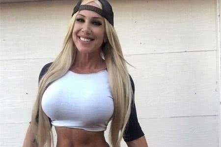 艾玛|50岁阿姨痴迷力量健身，拥有魔鬼身材，看起来却像20岁少女