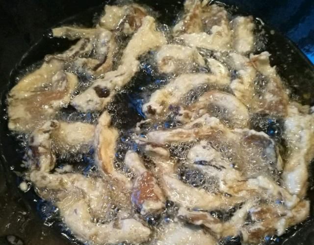 炸蘑菇调面糊时，多加一点它，炸出来的蘑菇更加焦香酥脆