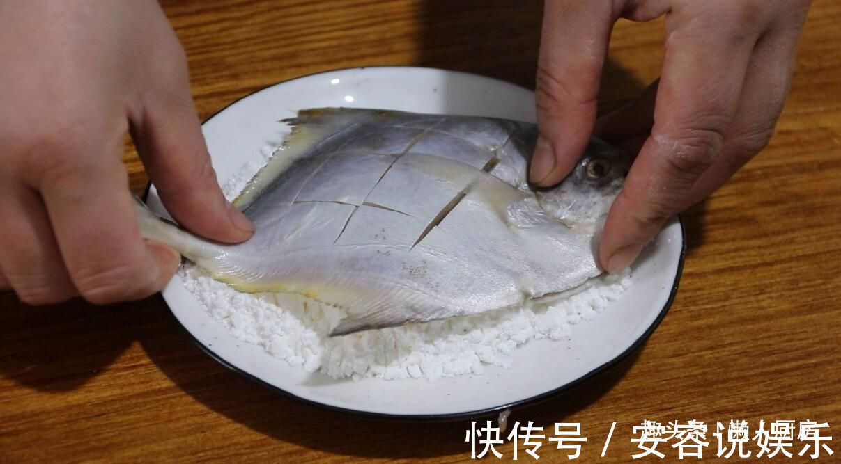 鲳鱼怎么做好吃教你做椒盐鲳鱼,外酥里嫩,皮不破肉不散