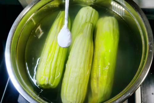调料|煮玉米只加清水是不行的，有了这两味调料，玉米软糯香甜，更入味