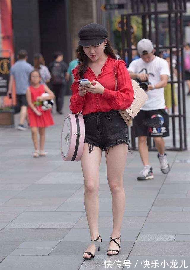 身材 贴身舒适的打底裤给人温暖时尚的感觉,展示美好身材,简单搭配