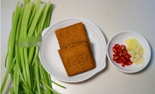 菜色|芹菜炒香干,直接炒就错了!少这一步,口感老硬,菜色也丑