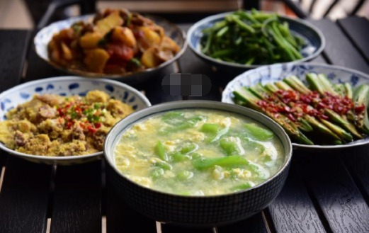 人的晚餐,4菜1汤,都是家常菜,一家人吃得很开心