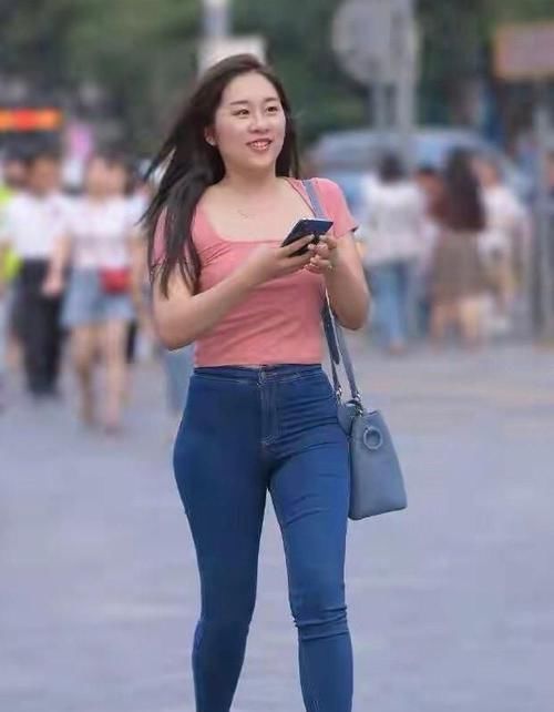 牛仔裤上身有特别好的效果,简约不简单,展现出女孩优雅气质