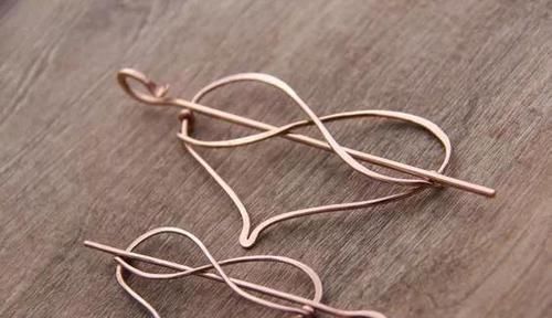 最简单的发型,配上最有创意的发饰,这个春夏,做最水灵的女孩