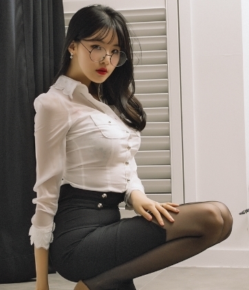 街拍:丰满性感的紧身打底裤美女,凸显完美的好身材!