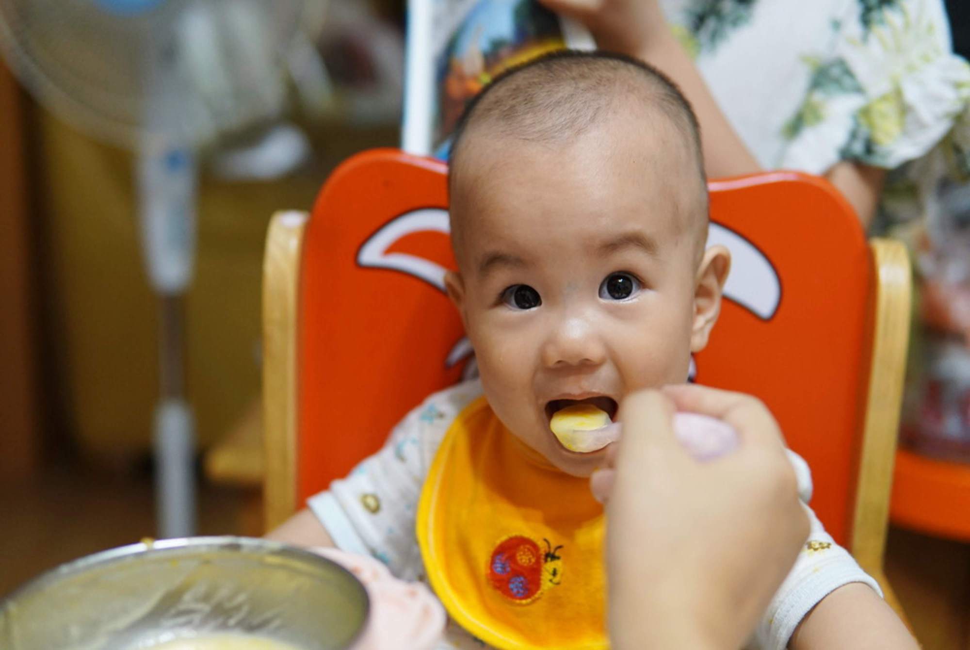 妈妈|8月龄宝宝吃米粉中毒,妈妈的无心之举招医生训斥,太大意了