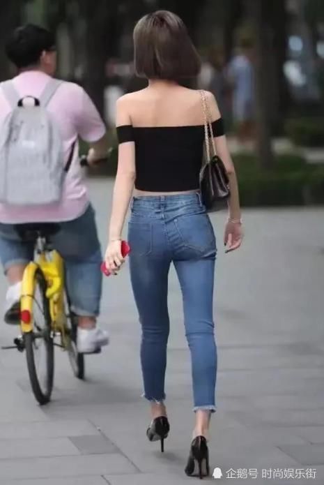 清凉的夏日时尚界穿搭模板，就连打电话的样子都很霸气，你学会了吗