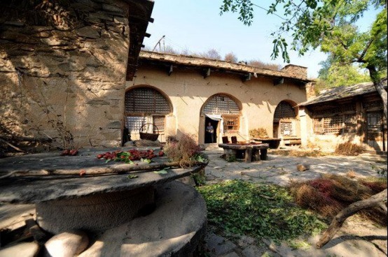 低薪|陕西一座古村被选为电视剧的取景地,陕北人真的睡在山洞里?