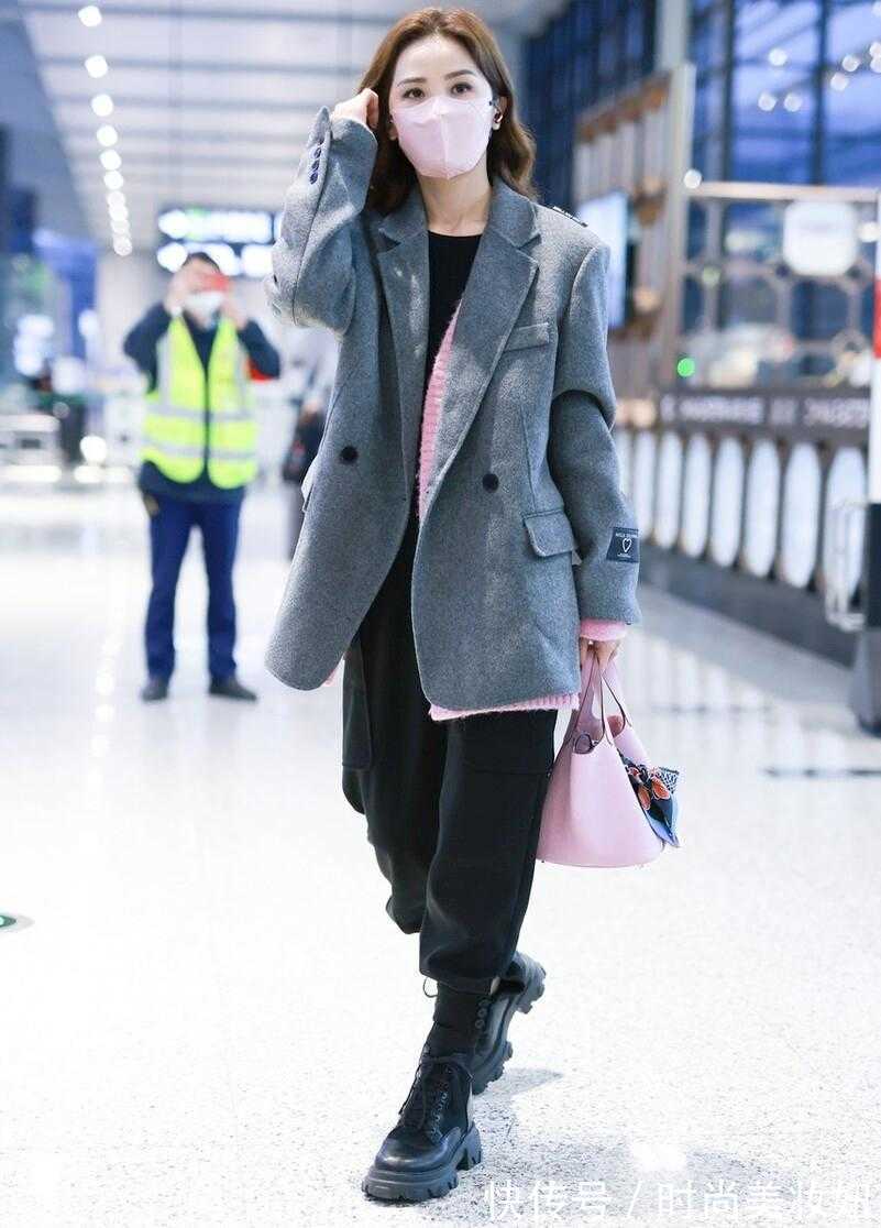 阿sa 阿Sa不愧是“时髦精”,灰色西装叠穿粉色针织开衫,又飒又美