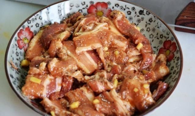  入适量|大厨炸酥肉的秘方，酥肉上浆前，多加这3味腌制一下，美味翻倍