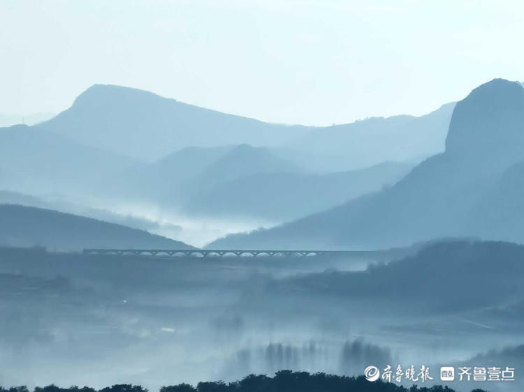 日出、湖水、山峦…清晨日照五莲松月湖一幅迷人的山水画|情报站| 日出、湖水、山峦…清晨日照五莲松月湖一幅迷人的山水画\＂,\＂i16\＂:\＂情报站