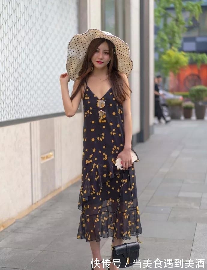 外套 高腰的黑色短裤,显瘦的同时,又能够让双腿显得修长又迷人