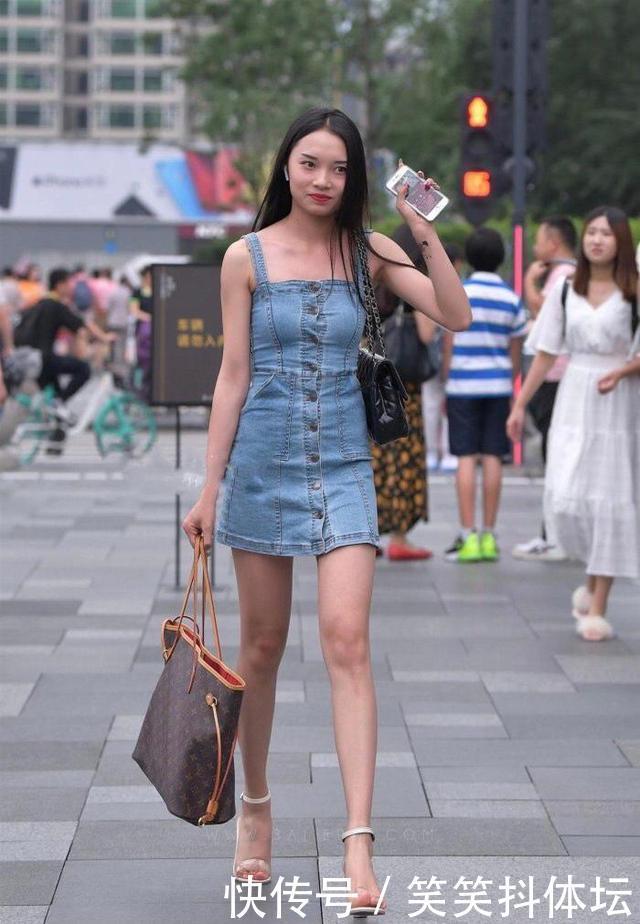 青春靓丽的吊带牛仔裤,款式新颖穿搭舒适,显瘦又显高