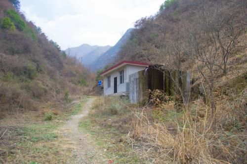 大门|寻访秦岭大沟，石墙后出现一间房子，房子孤零零的，但大门却开着