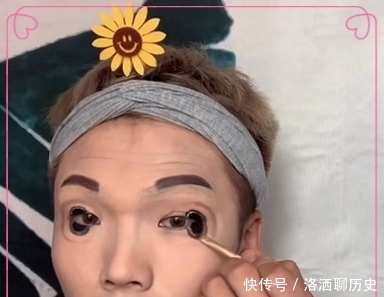 美术生仿妆“宗介”，开头：来凑凑热闹，结局：请问波妞跑了吗？