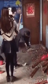 |搞笑GIF:有这么一群伴娘,吓得我都不敢结婚了