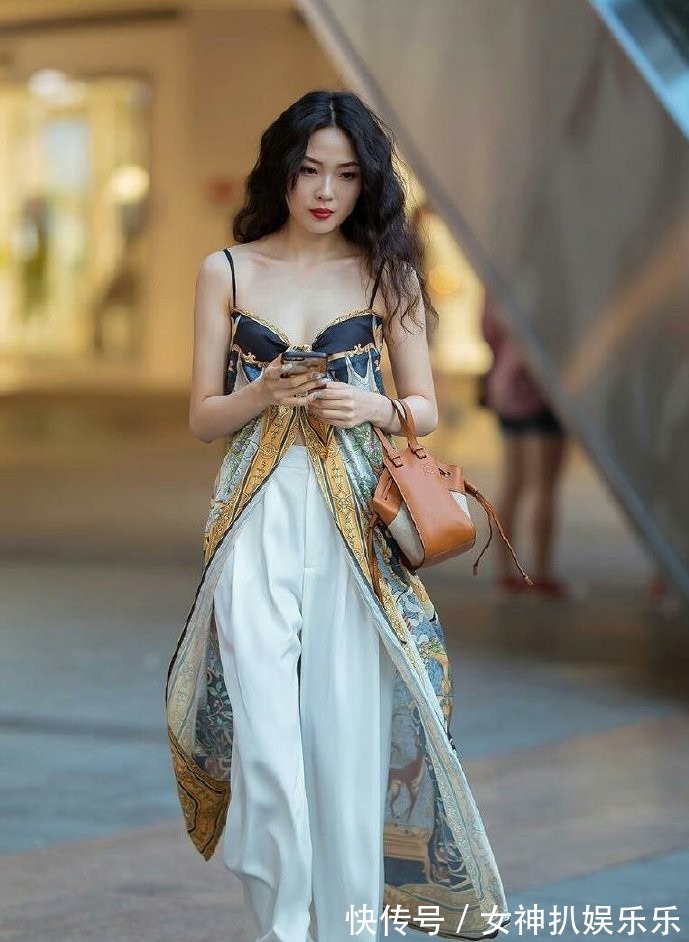 吊带衫 姐姐把吊带衫穿出了新高度，是时尚，还是哗众取宠呢！