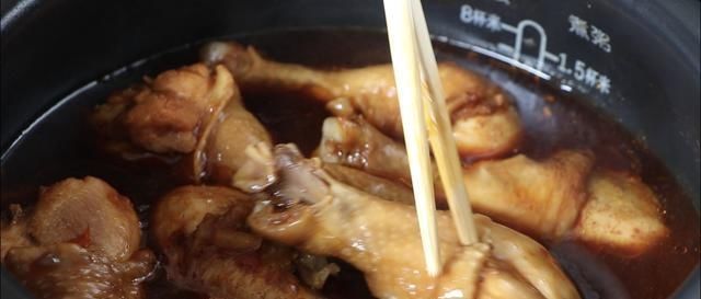 最近超火的懒人鸡腿,电饭煲里一扔,出锅太香了,8个瞬间就扫光