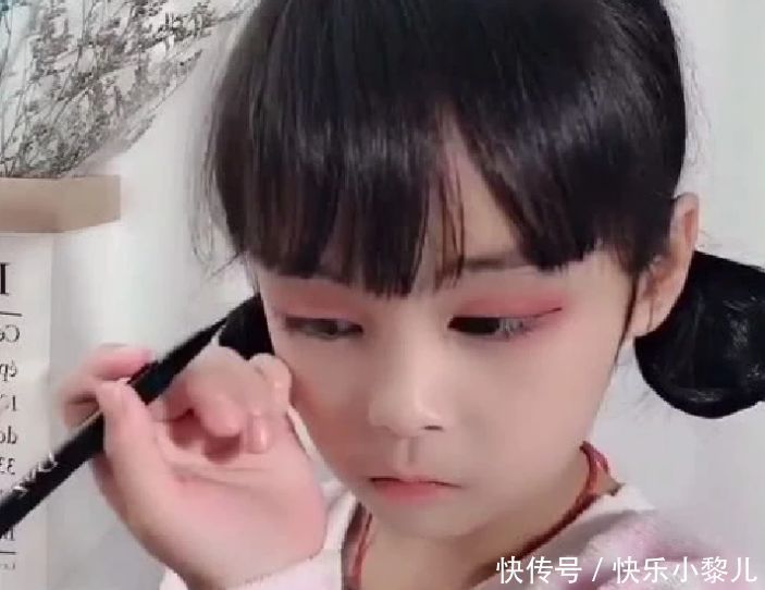 艺术家在小女孩脸上“面部彩绘”,画出来的效果,让人感到惊艳