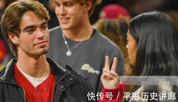 表情|瓦妮莎大女儿看篮球赛!表情神似科比,与帅哥同框,关系不一般