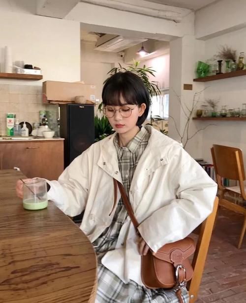 衬衫 + 衬衫，衬衫 + 薄外套，今春照着穿，稳赢