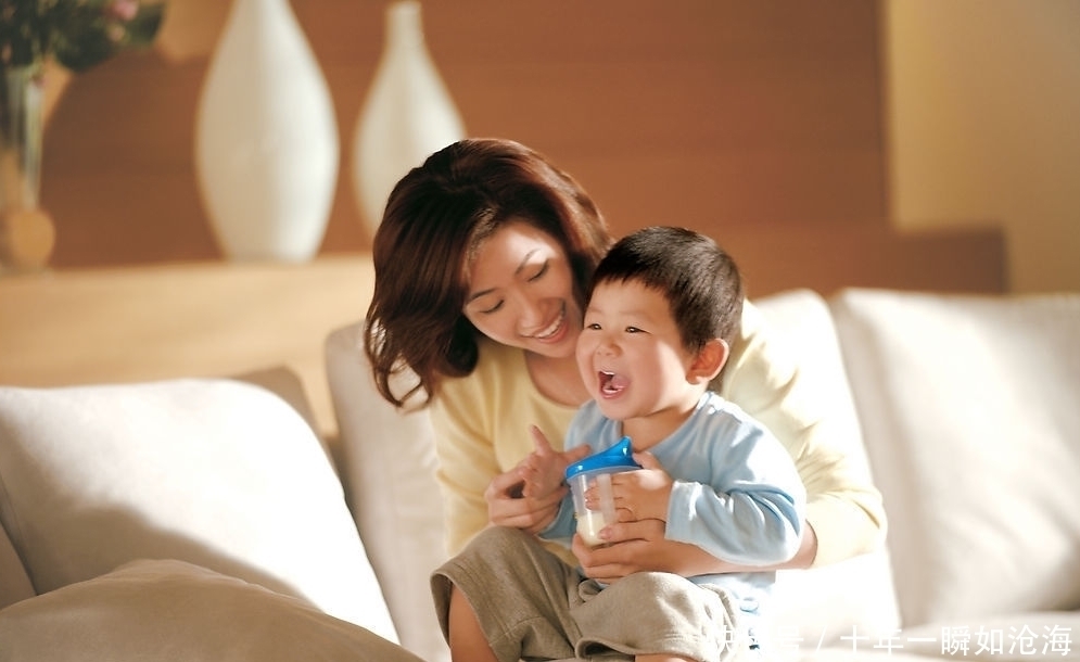 父母|熊孩子用火龙果伪装自己,躺在“血泊”中,吓坏父母:差点完了